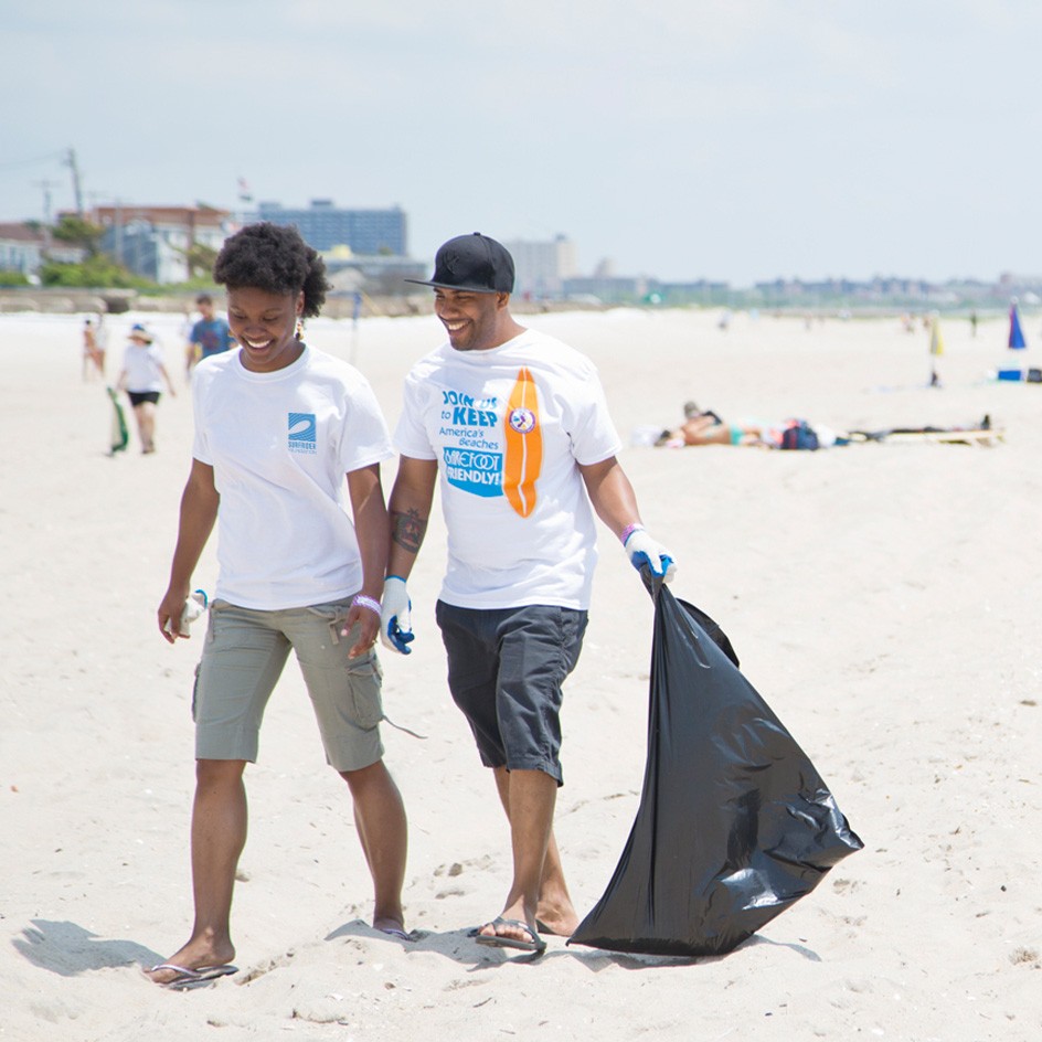 photo of Surfrider volunteers picking up trash off the beach